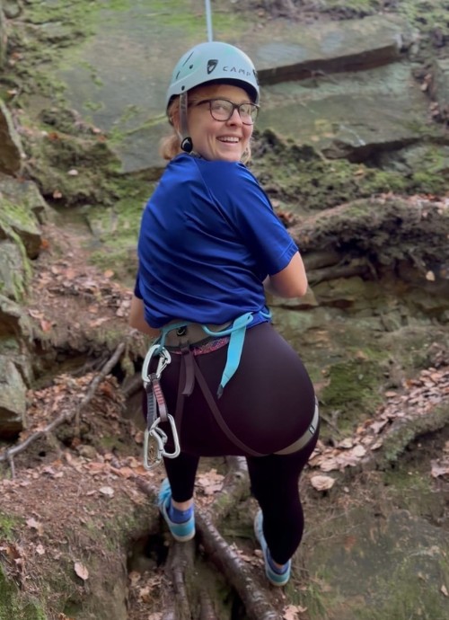 Klara beim Klettern mit der ACTIVE leggings von LIPOELASTIC